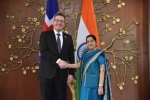 Gudlaugur Thor med utanrikisradherra Indlands