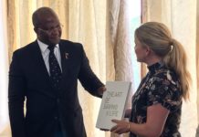 Fundar með stjórnvöldum og kynnir sér þróunarstarf